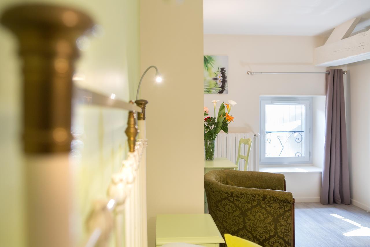 Hotel Restaurant Le Sully Saint-Saud-Lacoussiere Экстерьер фото